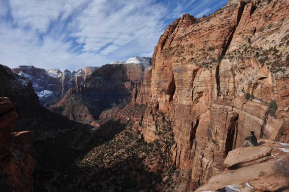 Admirando a magnífica paisagem do Zion National Park, em Utah, nos Estados Unidos